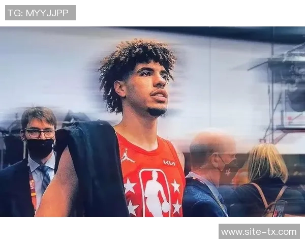 拉梅洛鲍尔表现出色13投8中三分4中8砍下20分助攻6次正负值高达27 拉梅洛鲍尔表现出色13投8中三分4中8砍下20分助攻6次正负值高达27